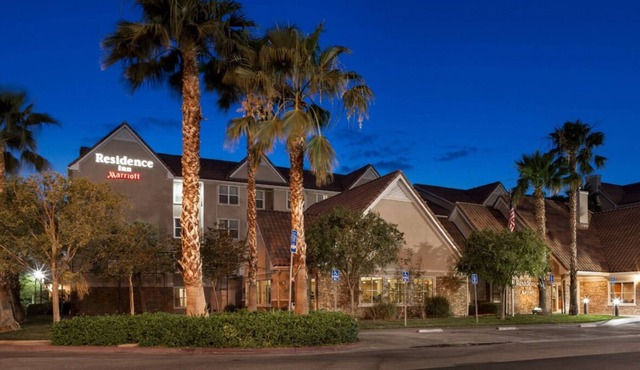 Explore Burrage Mansion! 2 1BR Suites w/ Full Kitchen. Pets Welcome & Pool!