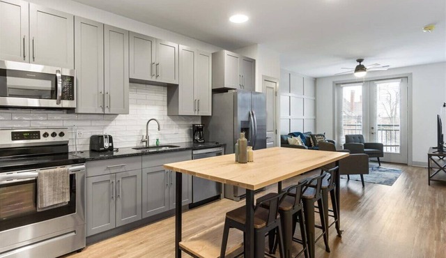 Explore Cincy! Stylish Condo by Shops & Dining
