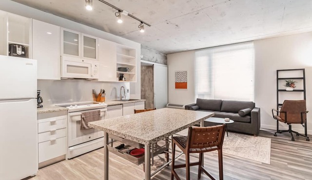 Explore Cleveland! Modern Apartment in the City