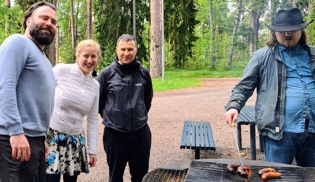 Explore happiest Helsinki: Bike/Ebike: BBQ, Sauna, &Parks