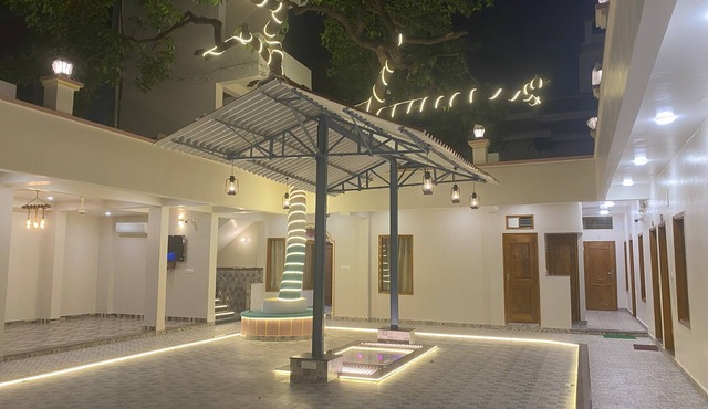 Explore Kashi with SerenityStays : Spacious 8 Bedroom Retreat at City Centre!