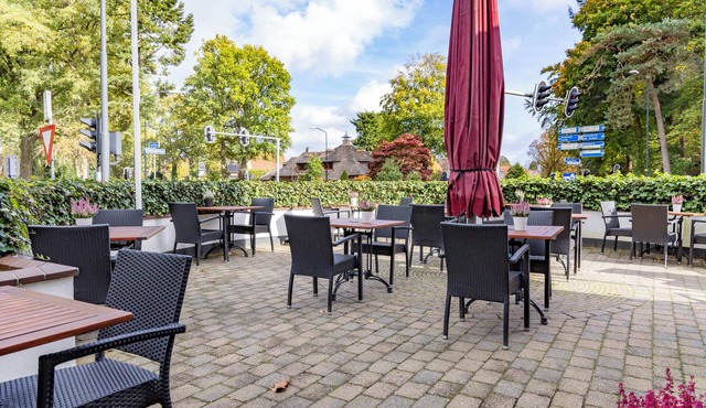 Explore Nature Trails with Free Parking and Bike Rentals Near Julianatoren