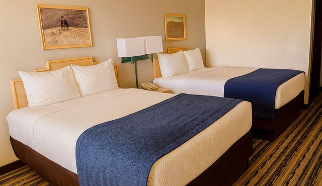 Explore Navajo Nation! 4 Units Minutes to Navajo Nation Museum! W/Pool Access!
