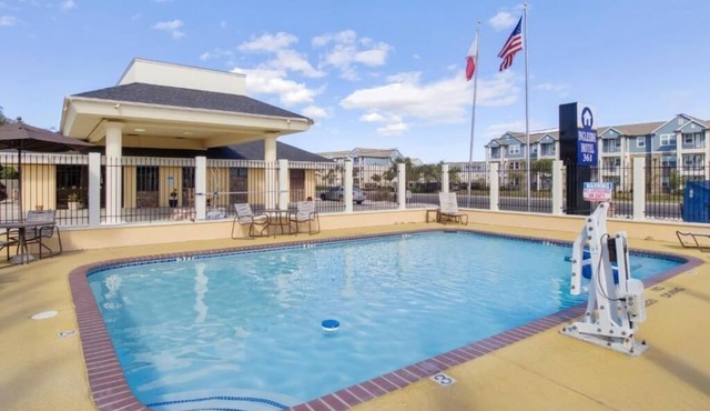 Explore Port Aransas + King Bed, Outdoor Pool, Free Breakfast