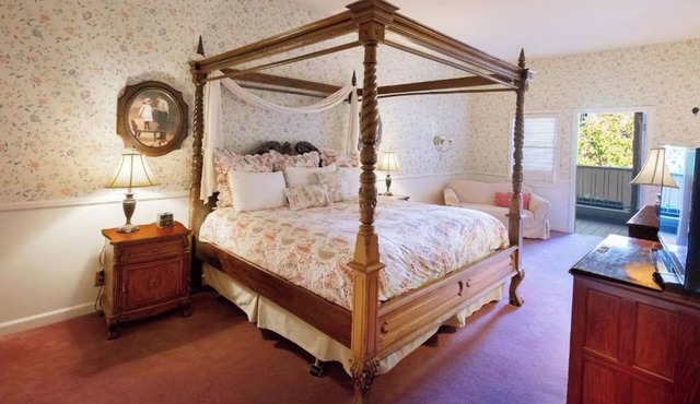 Explore Redwoods + Wineries from a Spacious Santa Rosa Room w/Modern Amenities
