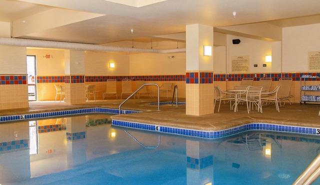 Explore Route 66 in 2 Units w/Free Breakfast, Access to Indoor Pool & Hot Tub