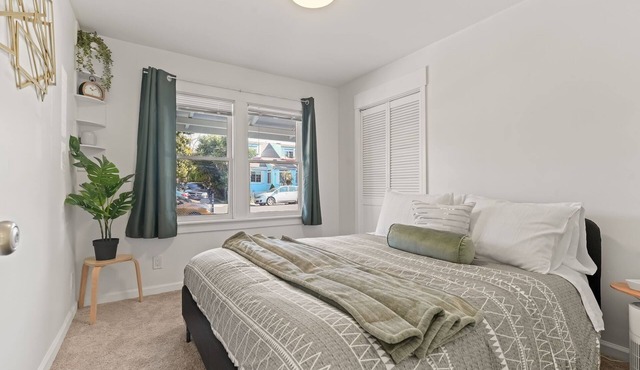 Explore the Bay Area! Comfortable Single Story Yard, A/C, Wifi, Parking, Laundry