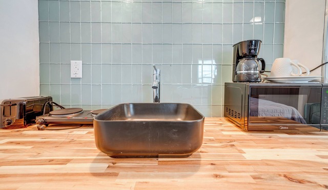 Explore the Hinton Historic District! Luxe Studio