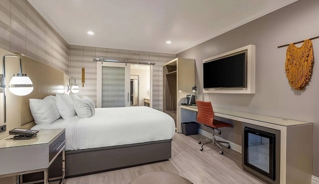 Explore Torrance Beach w/Free Parking and Breakfast!