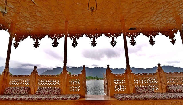 Explore & Unwind on this luxury Houseboat