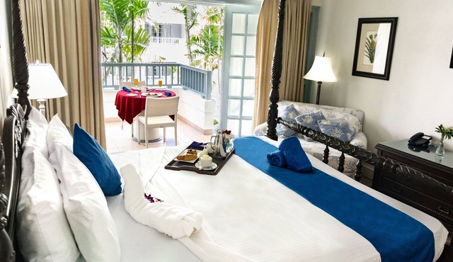 Explore Worthing Beach! Large Unit w/Private Balcony, Onsite Pool, Great Views!