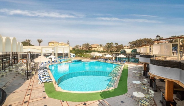 Explorer's Basecamp: 2 Premium Rooms l Pool, Spa & City Tours