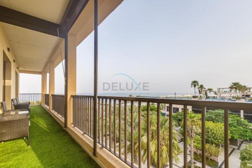 Exquisite 2BR Seafront Haven with Resort Lifestyle and Panoramic Sea Views, Near Faqiat Beach and Campsite, Mina Al Fajer D, Fujairah by Deluxe Holiday Homes
