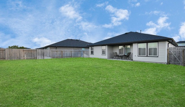 Exquisite 3 bedroom house located in a very quiet area of Katy .