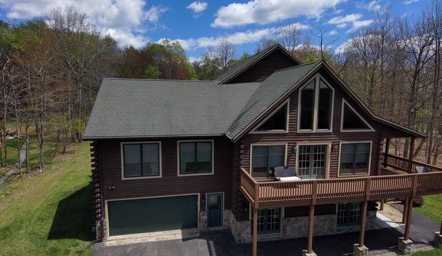 Exquisite 5-bedroom Knotty Pine Chalet on WISP Mountaintop