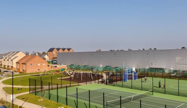 Exquisite Addenbrookes Trumpington Apartment with Terrace, Parking & Sleeps 6