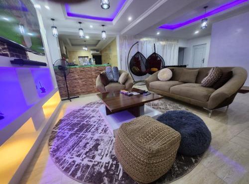 Exquisite and Cozy 3-bedroom Apt with hot-tub, WiFi, DSTV, and Inverter Power Backup