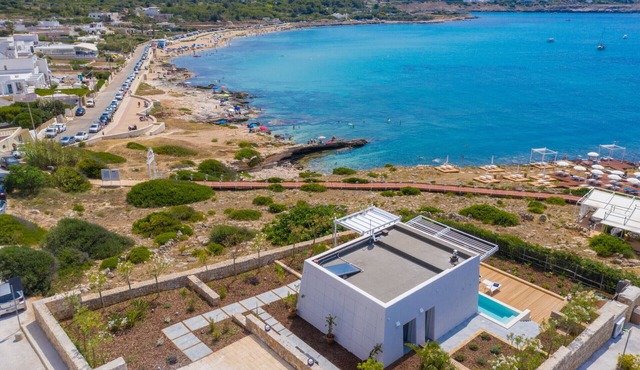 Exquisite 5-star cottage with sea access, private pool, jacuzzi and spa