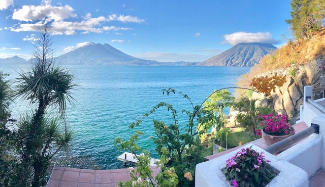 Exquisite Lake Front Villa: Private Cove, Sauna, Pizza Oven, Kayaks, SUPs