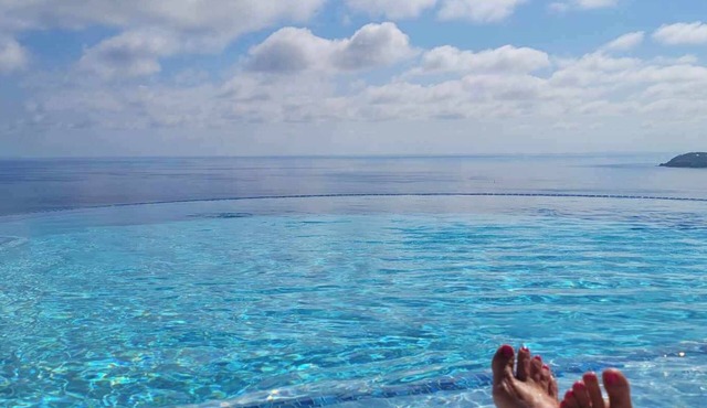 EXQUISITE Oceanview Studio Villa, Luxury Infinity Pool above Morningstar Beach