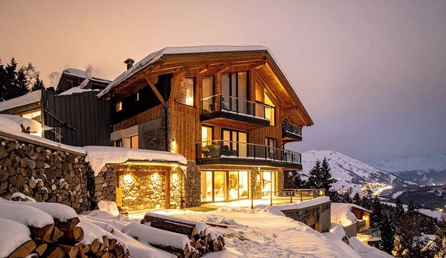 Exquisite Prime Hirafu Chalet With Outdoor Jacuzzi and Fire Pit