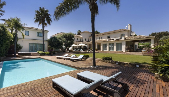 Exquisite private villa with private and heated pool and jacuzzi