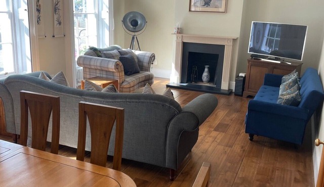 Exquisite spacious townhouse opposite Hampton Court Palace