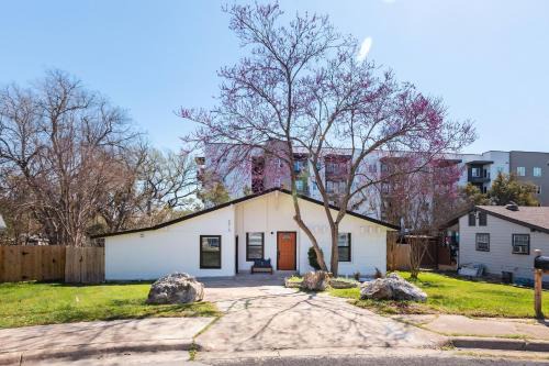 Extended Stay SoCo Oasis with Outdoor TV & Heavenly Bed