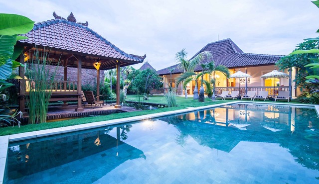 Extensive garden with swimming pool Villa