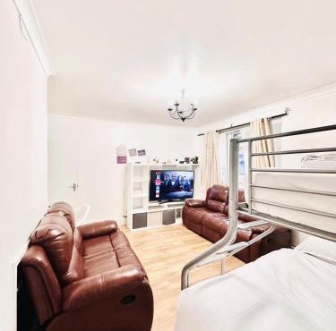 Extra king size room spacious