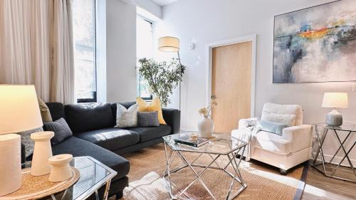 Extra-Large Downtown 5B2B Apt with Private Kitchen, Near Brown, Walk to Convention Center & PPAC