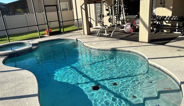 Extra Large studio with Pool, Gym, Queen bed, huge walk in shower.