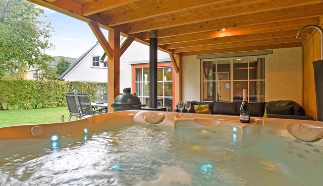 Extra luxury 6-person villa in the holiday park Landal Kasteeldomein De Cauberg