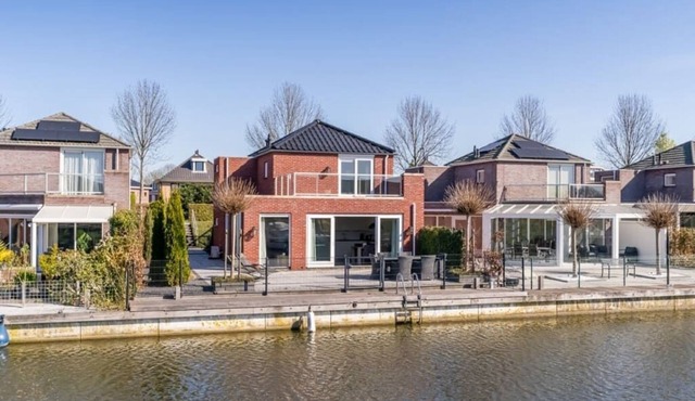 Extra spacious dyke house, built in 2017, with beautiful finish off and fenced terrace.