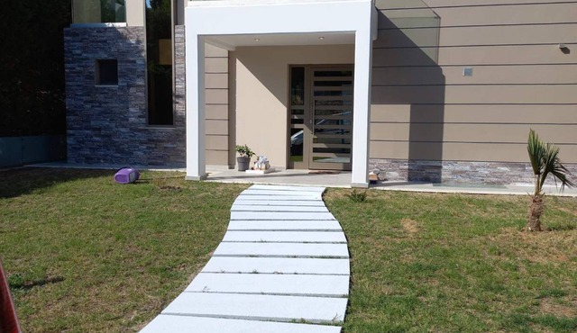 Extraordinary residence combining unlimited sea view and pure nature.