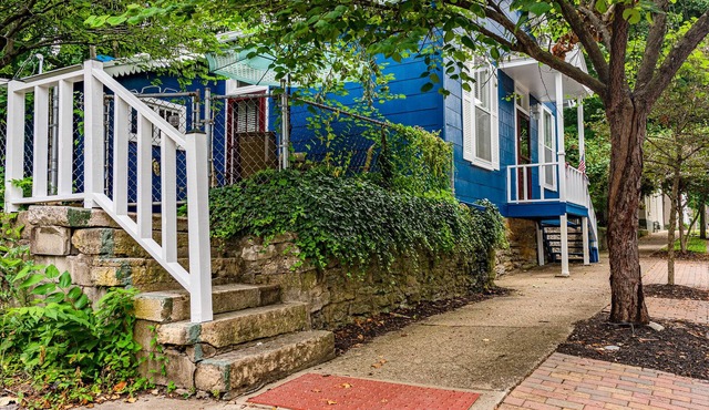 Extremely clean! Beautiful Home 2 Blocks To Main St & 2 Blocks To The Ohio River