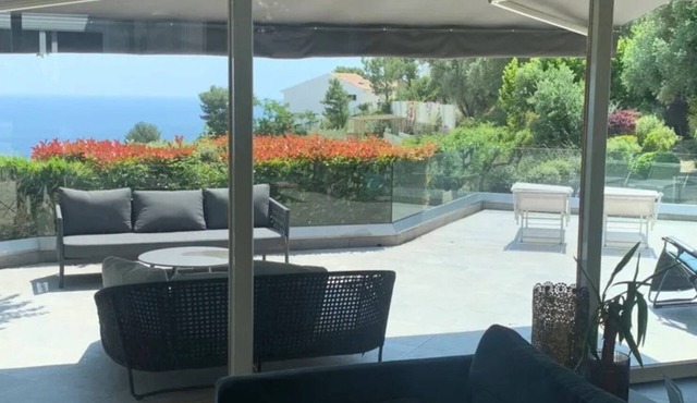 Eze villa with a gorgeous sea-side view. Pet friendly!
