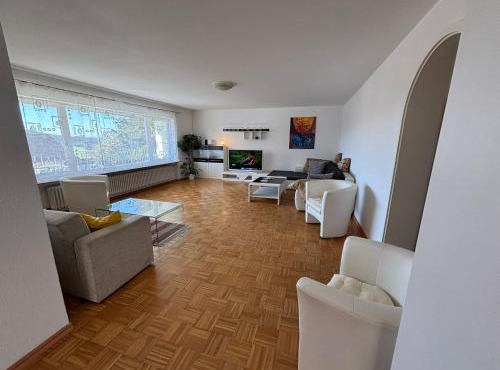 Für Handwerker und Gruppen- große Ferienwohnung mit Balkon und Terrasse