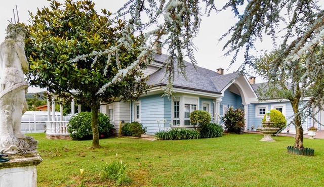 Fantastic house with pool and garden