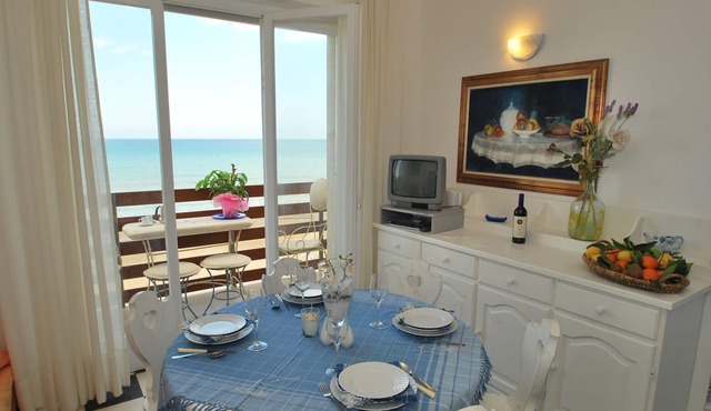 Flat by the sea with stunning views from the 2 terraces, in Marina di Castagneto