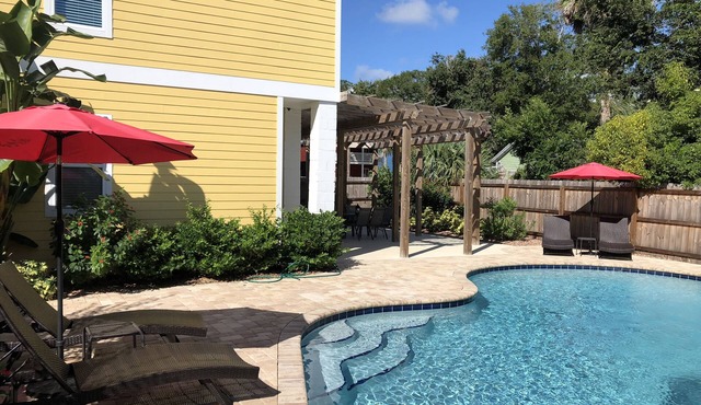F2, Downtown St. Augustine, POOL, beaches, spacious, free onsite parking!