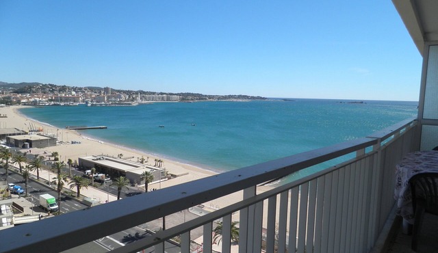 F2 with WATERFRONT VIEWS OF THE MEDITERRANEAN SEA and SAINT-RAPHAEL
