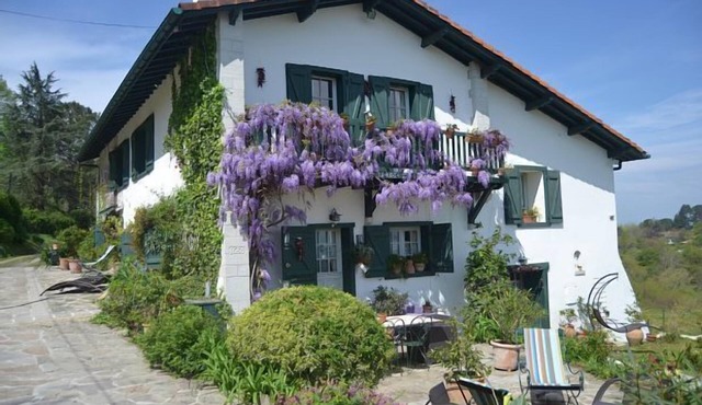 F3 ds seventeenth century Basque farmhouse charming property of 3 hectares