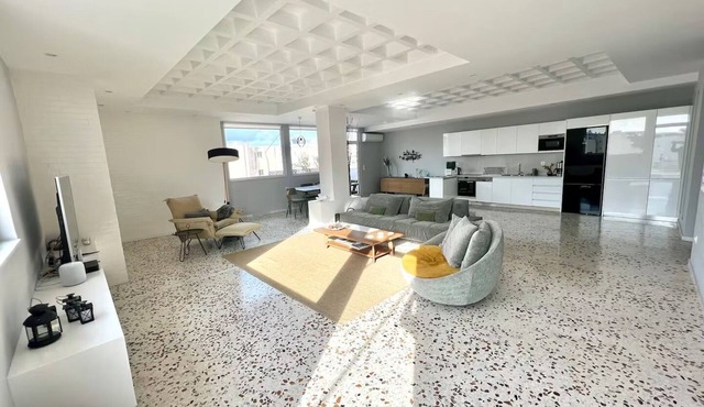 FAB Modern Luxury Flat in Central Athens. Ultimate comfort, balconies, sunsets!