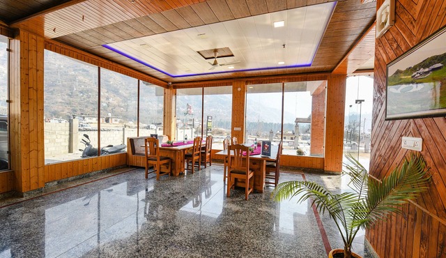 Fabhotel Snower