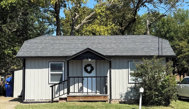 Fabulous 2 bedroom Bungalow in Charming Rose District, Downtown Broken Arrow