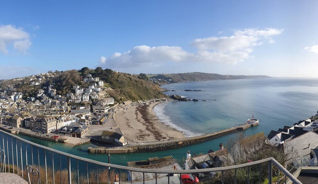 Fabulous 3 bed Apartment with Balcony, Panoramic Sea Views & Free onsite parking