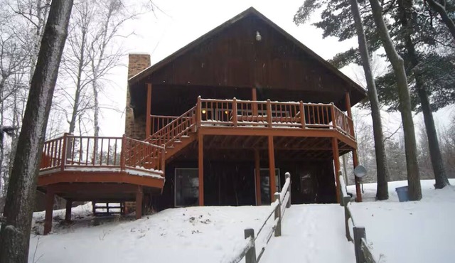 Fabulous 3-bedroom cabin in charming Hackensack for your getaway
