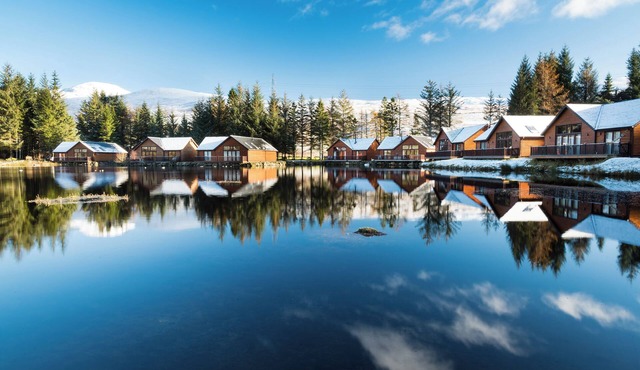 Fabulous 3-bedroom cabin with WiFi in Pitlochry. Stunning location on lochside