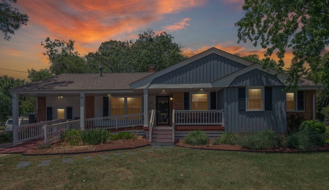 Fabulous 5 Bedroom 3 Bathroom Holiday House Near Beaches. WE SANITIZE!